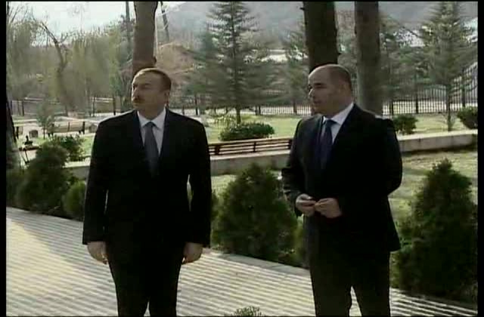 President Ilham Aliyev visits monument to national leader Heydar Aliyev in Oguz