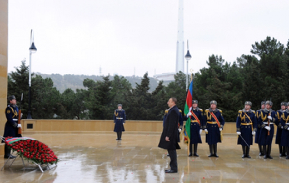 President Aliyev pays tribute to martyrs of 20 January tragedy