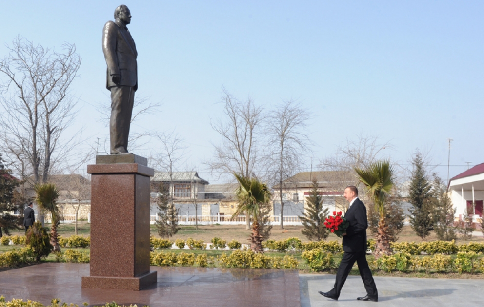President Ilham Aliyev visits monument to Heydar Aliyev in Salyan region