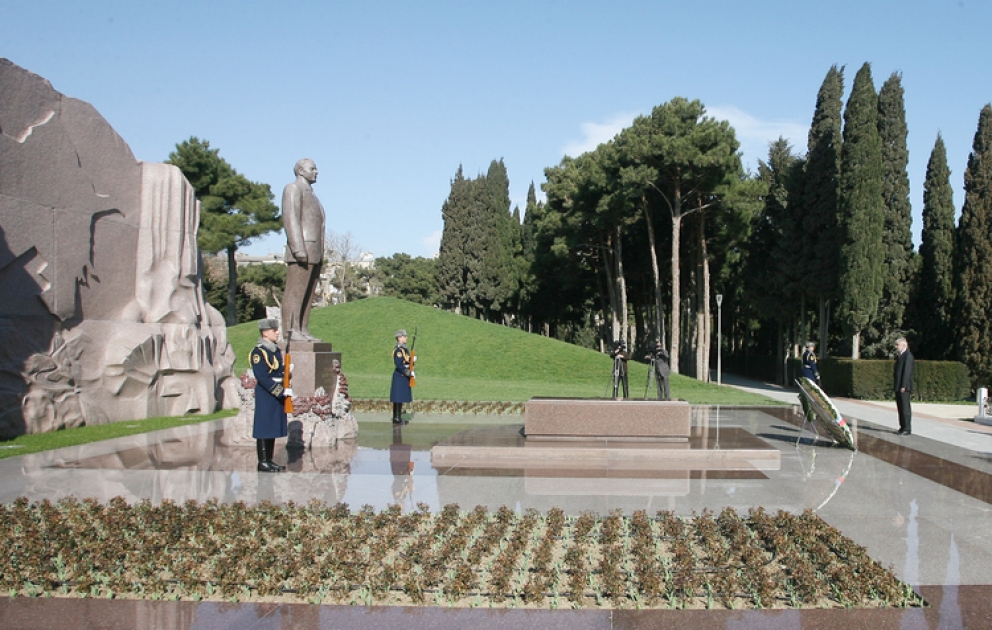 Finnish Foreign Minister visits Alley of Honors and Alley of Martyrs in Baku