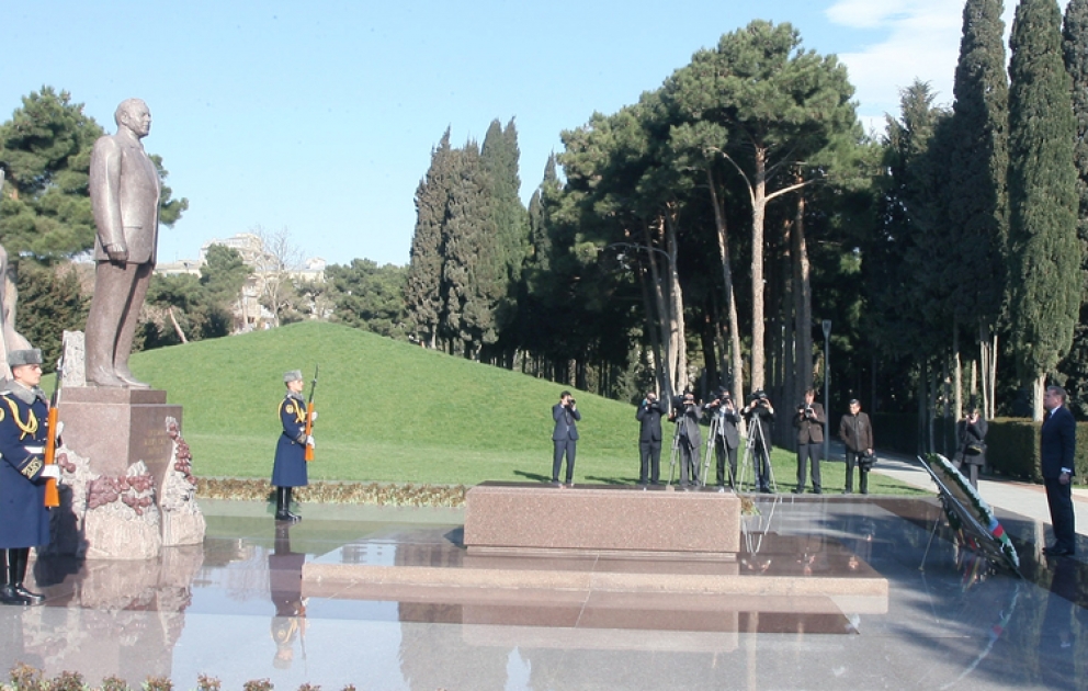 Foreign Minister of Lithuania pays respect to national leader Heydar Aliyev and Azerbaijani heroes