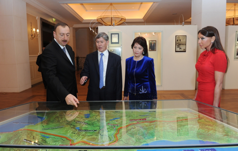 Kyrgyz President visits Heydar Aliyev Foundation