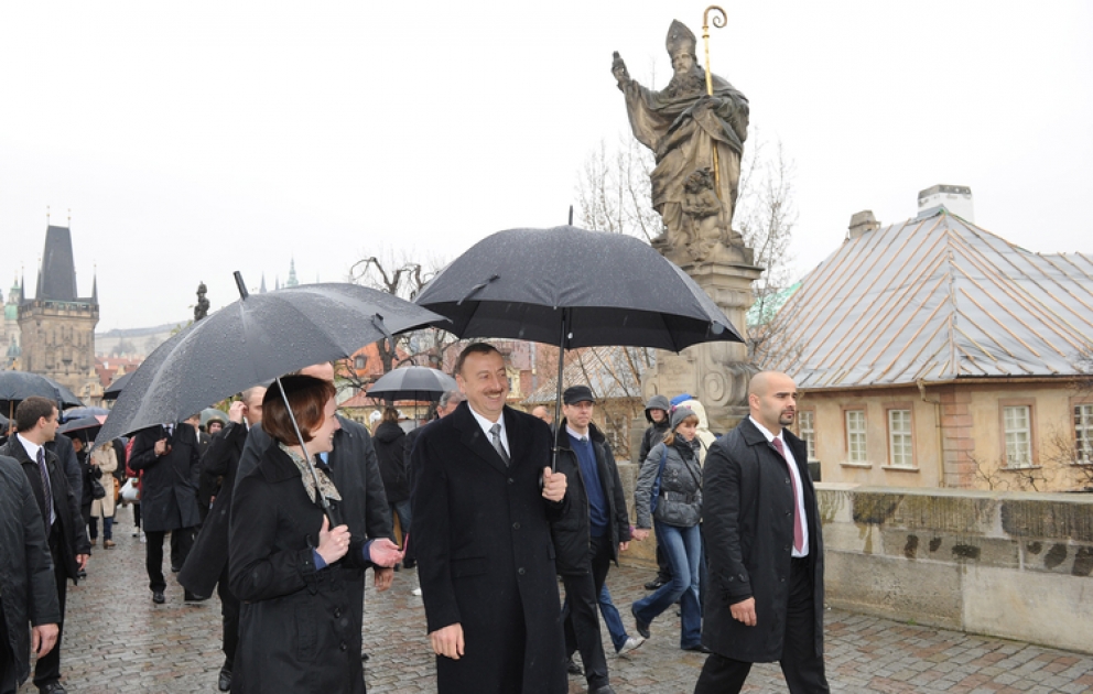 President Ilham Aliyev becomes familiar with Charles Bridge in Prague