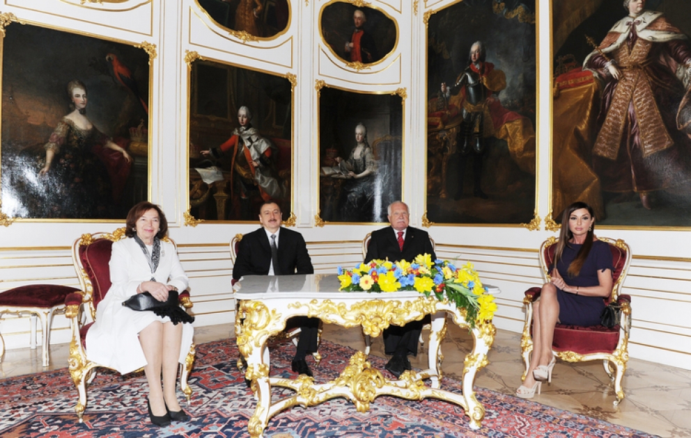 Azerbaijani, Czech presidents meet in private