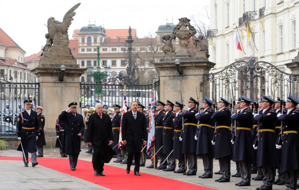Azerbaijani President officially welcomed to Czechia