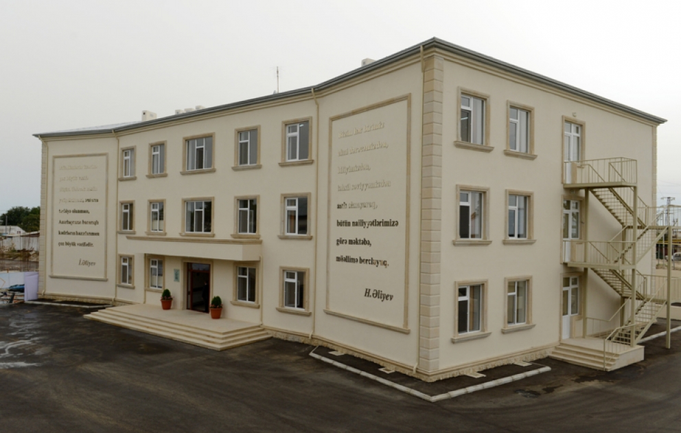 La cérémonie d’inauguration du nouveau bâtiment  de l’école secondaire n° 85 R. Abdinov au bourg de Yéni Sourakhany de BakouLe président azerbaïdjanais a participé à la cérémonie inaugurale