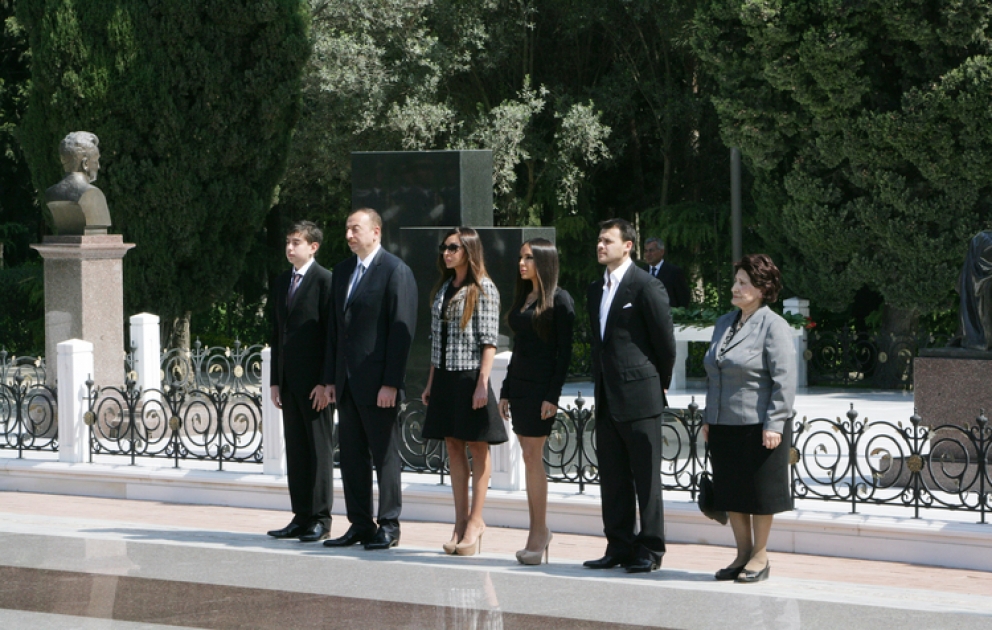 President Ilham Aliyev visits tomb of national leader Heydar Aliyev