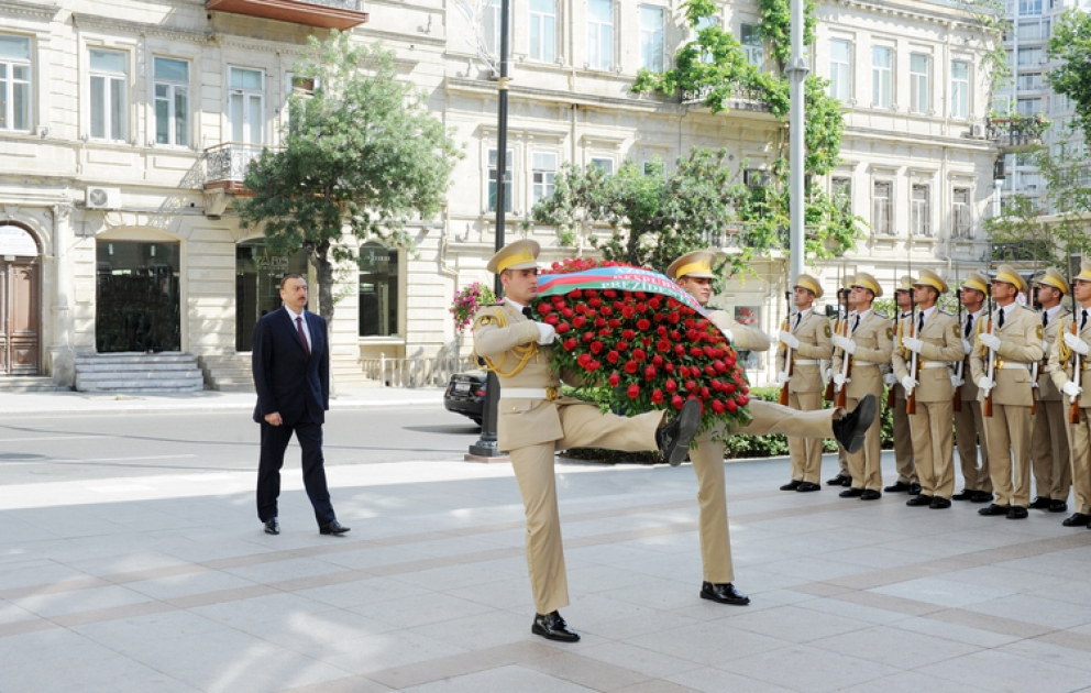 President Ilham Aliyev visits monument to Azerbaijan Democratic Republic