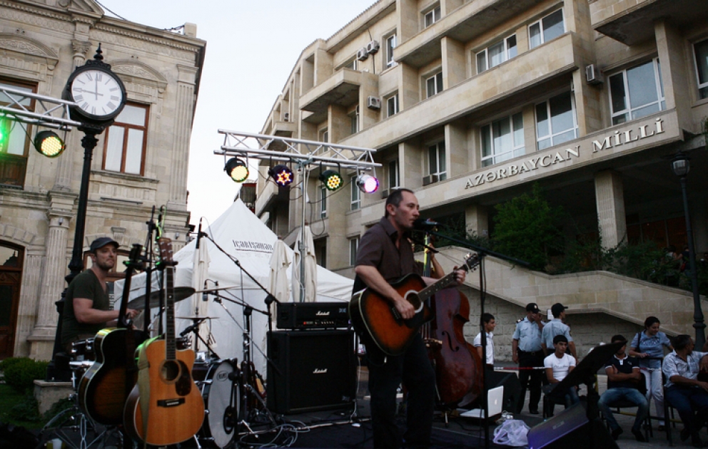 French singer gives open-air concert in Ichari Shahar