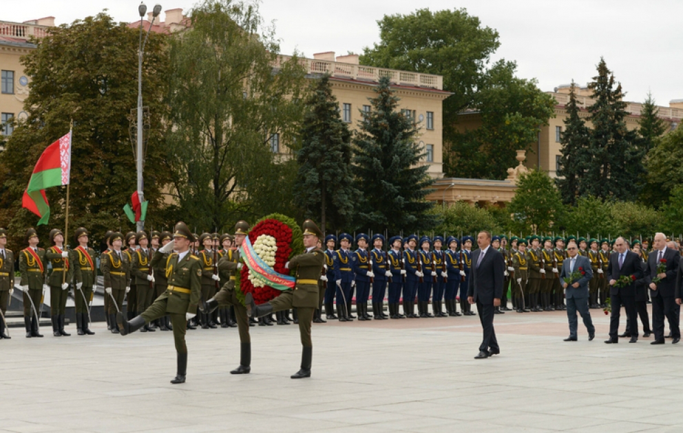 Azerbaijani President visits Victory Square in Minsk
