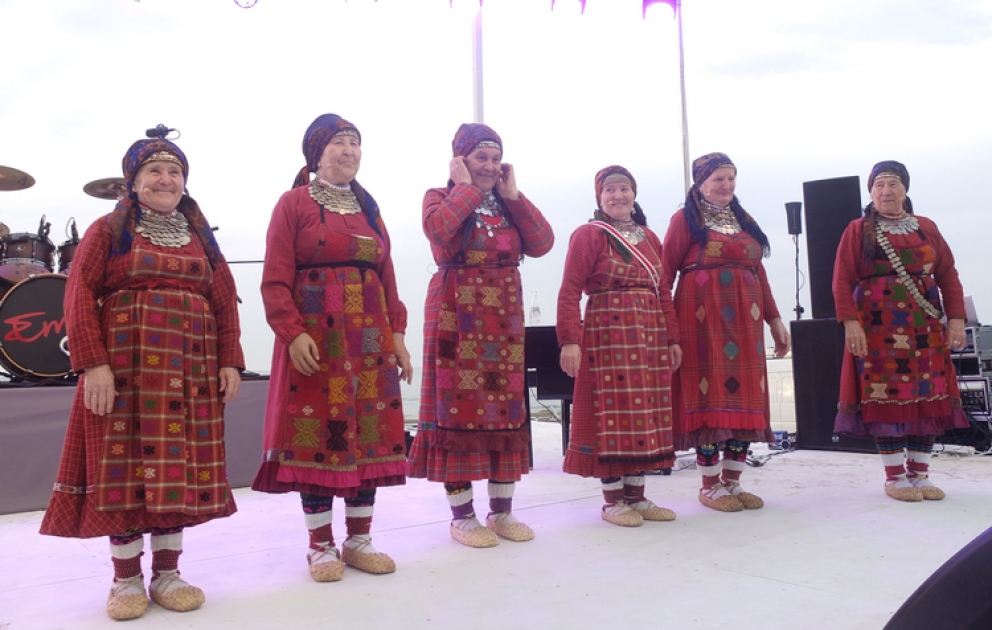 “Buranovskiye babuşki” qrupu və “Russia” telekanalının birgə təşkil etdikləri “Russian Party for Everybody” adlı gecə rəngarəng çıxışlarla yadda qalmışdır