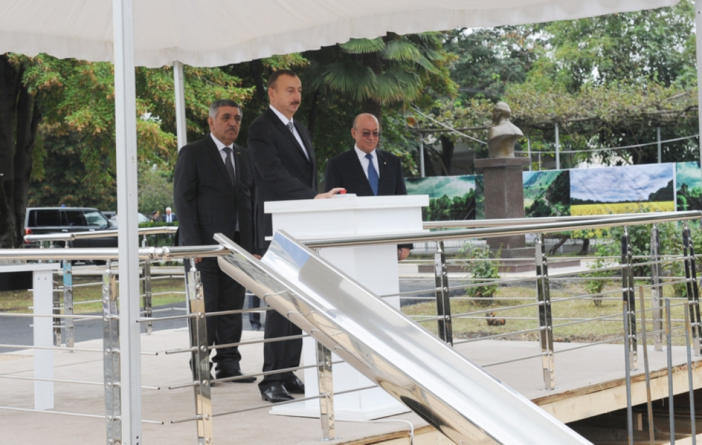 La pose de la première pierre de l’école secondaire de Bahmatli qui sera construite à l’initiative de la Fondation Heydar Aliyev à Zaqatala