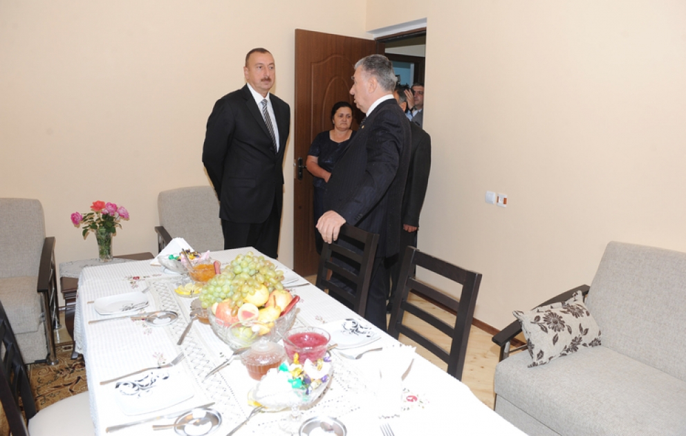 La président M. Ilham Aliyev a participé à la cérémonie d’ouverture du nouveau bourg construit à Chéki pour 423 familles déplacées
