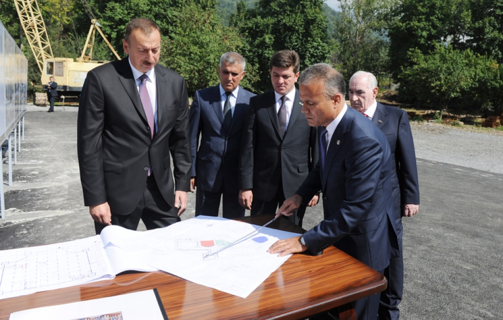 Le président azerbaïdjanais Ilham Aliyev a pris connaissance du déroulement des travaux de construction effectués dans le Centre de congrès de Gabala