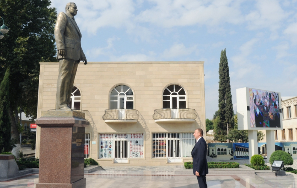 Le président Ilham Aliyev a visité le monument du dirigeant historique Heydar Aliyev à Terter