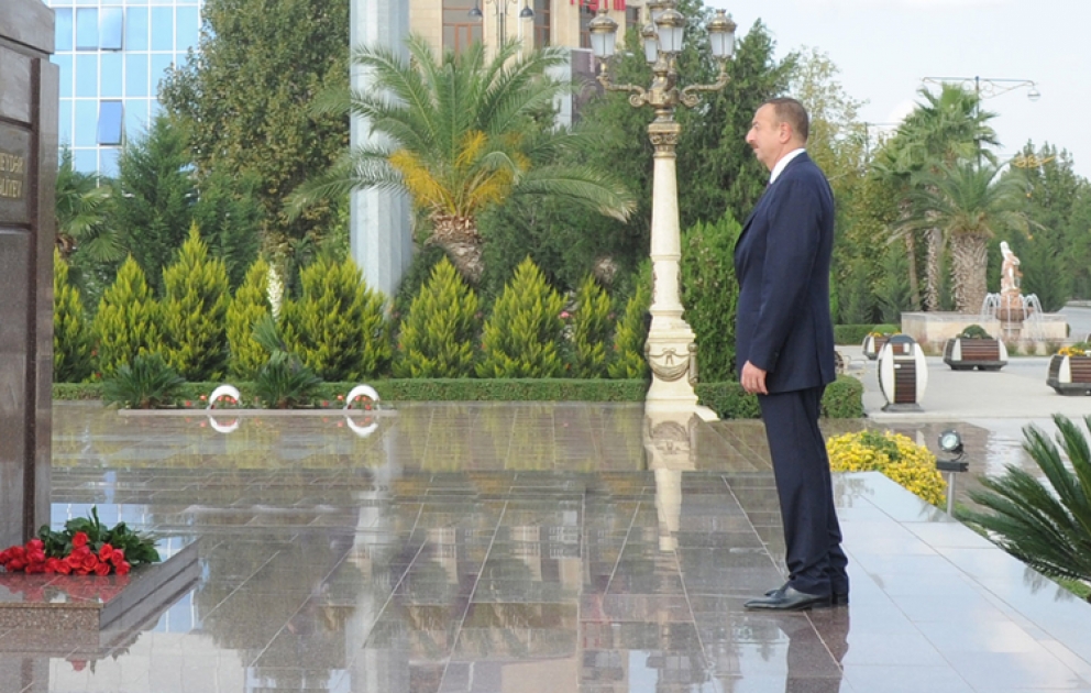 Le président Ilham Aliyev a visité le monument du leader national Heydar Aliyev à Yevlakh