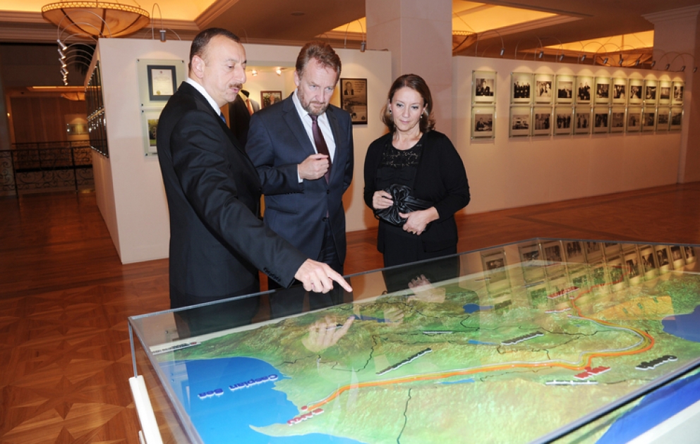 La visite de la Fondation Heydar Aliyev