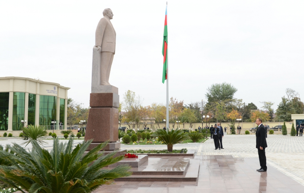 Le président Ilham Aliyev a visité le monument du leader national Heydar Aliyev à Saatly