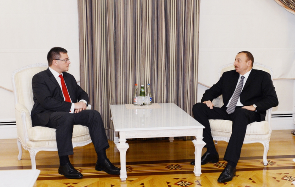 Le président M. Ilham Aliyev a reçu M. Mihai Razvan Ungureanu, premier ministre roumain