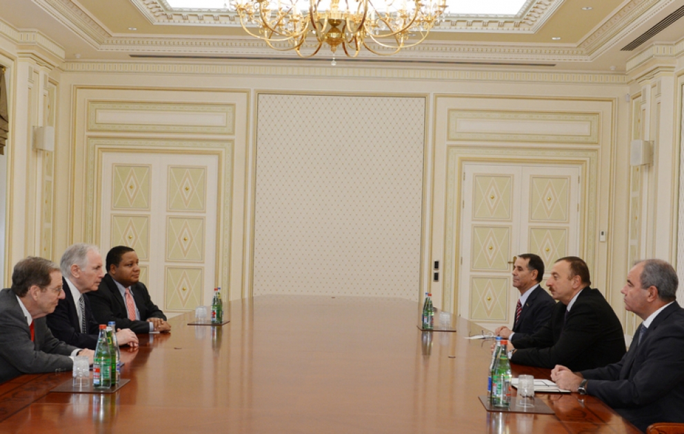 Le président azerbaïdjanais M. Ilham Aliyev a reçu la délégation dirigée par Philippe Verveer, coordinateur américain pour les communications internationales et la politique de l’information