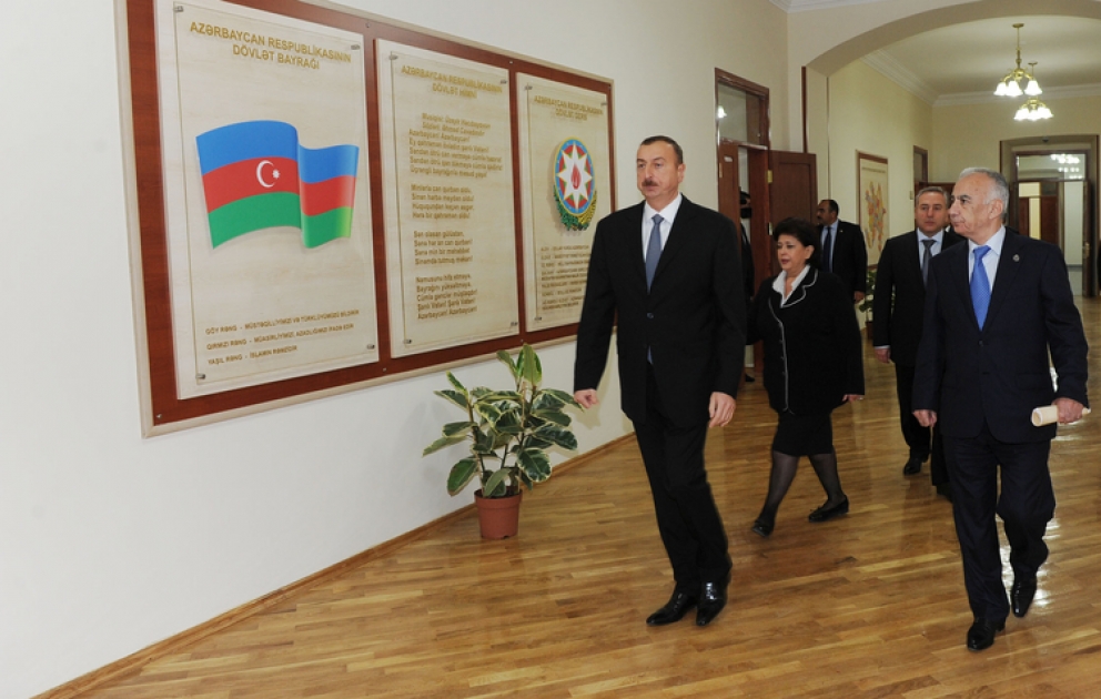 Le président Ilham Aliyev a visité l’école secondaire numéro 1 de l’arrondissement Nassimi de Bakou, après les travaux de restauration et de rénovation
