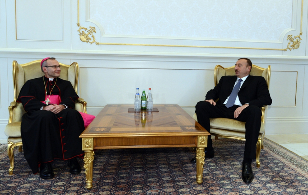 Le président Ilham Aliyev a reçu les lettres de créance de Marek Solczynski, Nonce apostolique en Azerbaïdjan