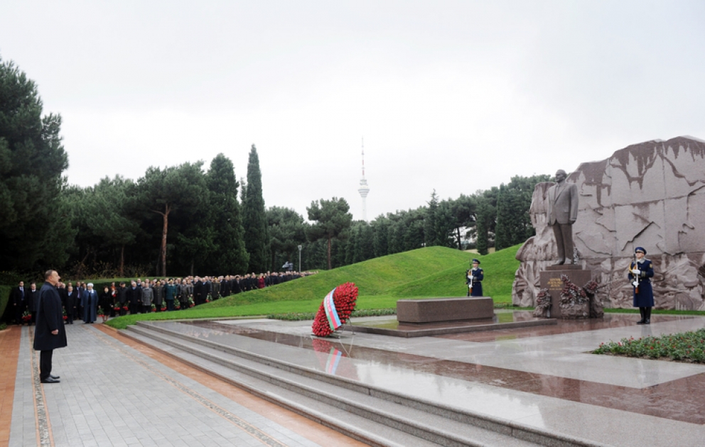 Le président de la République d’Azerbaïdjan M. Ilham Aliyev a visité la tombe du leader national Heydar Aliyev