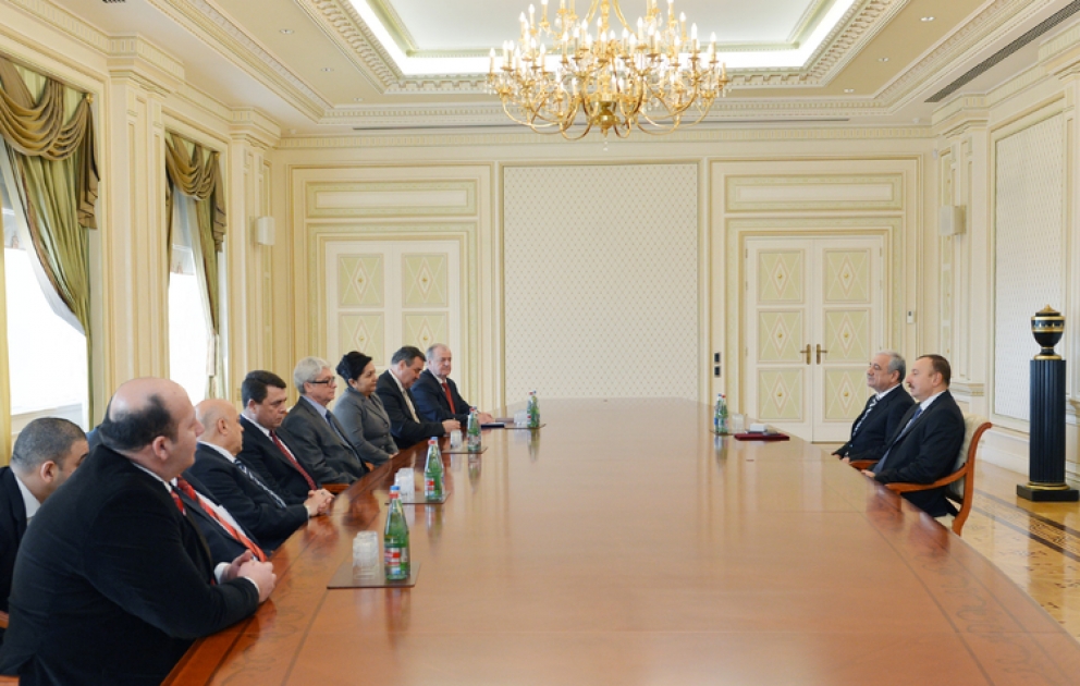 Le président M. Ilham Aliyev a reçu les chefs des délégations étrangères participant au VIe Congrès de la Confédération azerbaïdjanaise des Syndicats