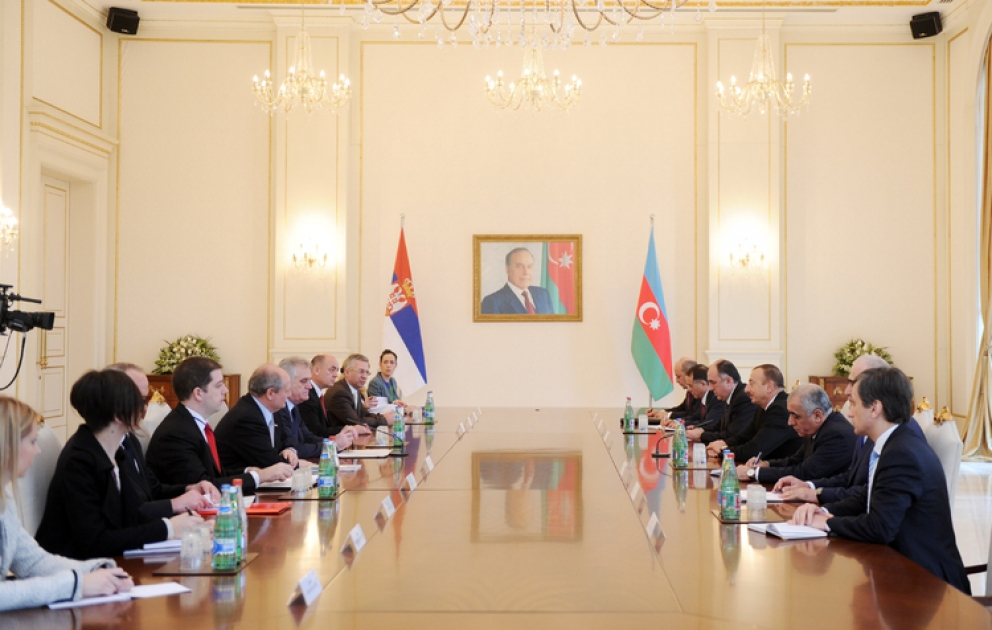 Rencontre des présidents azerbaïdjanais et serbe avec la participation des délégations