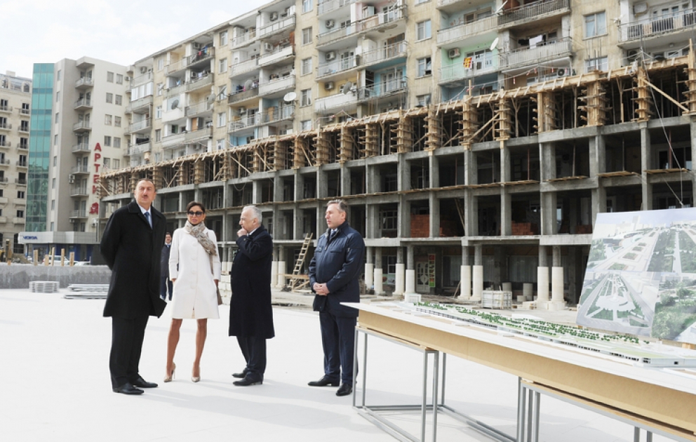 Le président Ilham Aliyev a visité le chantier du stationnement souterrain et du parc, à Bakou