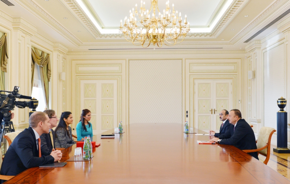 Le président azerbaïdjanais M. Ilham Aliyev a reçu la directrice générale, le rédacteur en chef et les responsables éditoriaux du magazine «The Business Year »