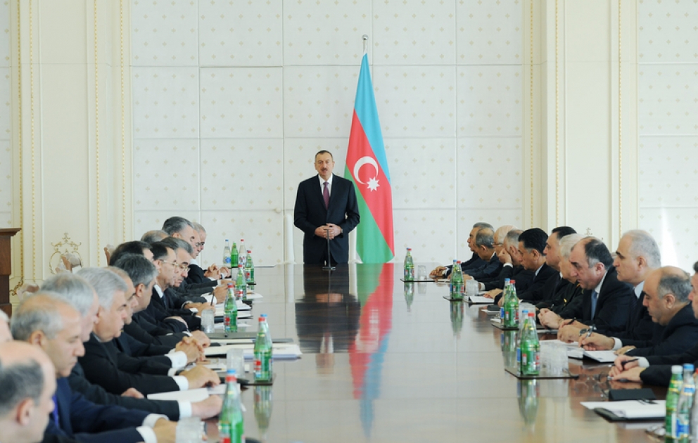 La réunion du Conseil des Ministres consacrée au bilan du développement socio-économique du premier trimestre de 2013, s’est tenue sous la présidence du président Ilham Aliyev
