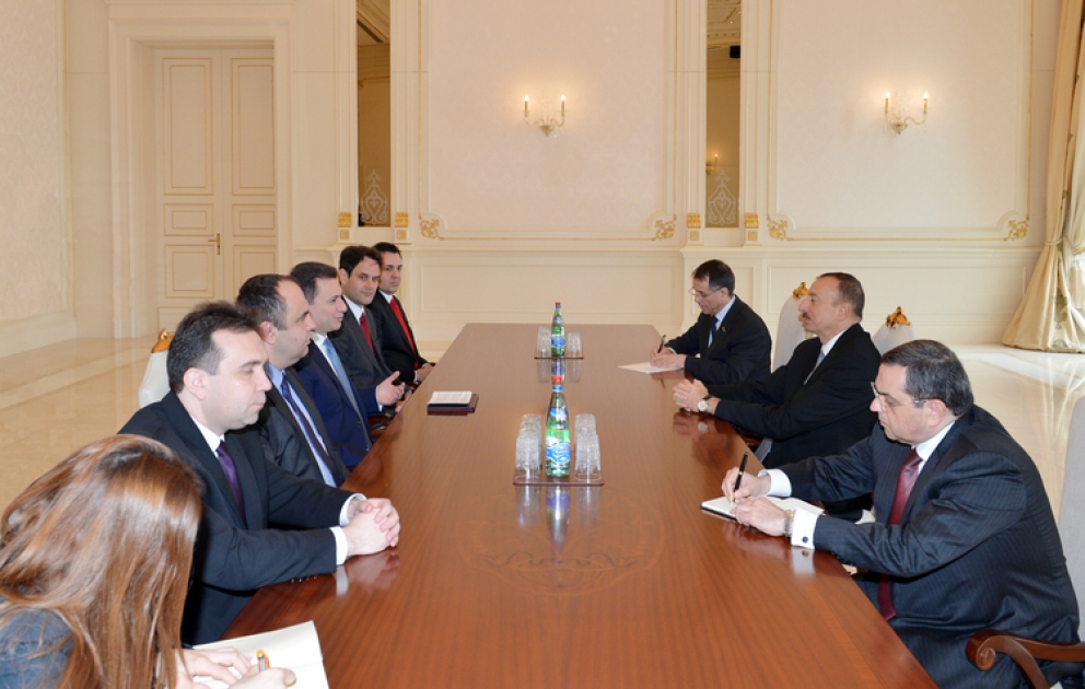 Le président azerbaïdjanais Ilham Aliyev la délégation conduite par le Premier ministre de la Macédoine
