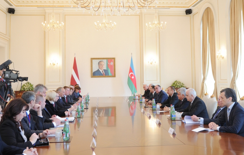 La rencontre des présidents azerbaïdjanais et letton avec la participation des délégations