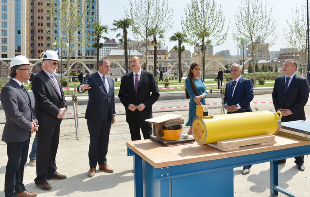 Le président Ilham Aliyev a visité le chantier du nouveau parc situé entre les rues Fuzouli et Mirzagha Aliyev de la capitale pour voir l’avancement des travaux de construction