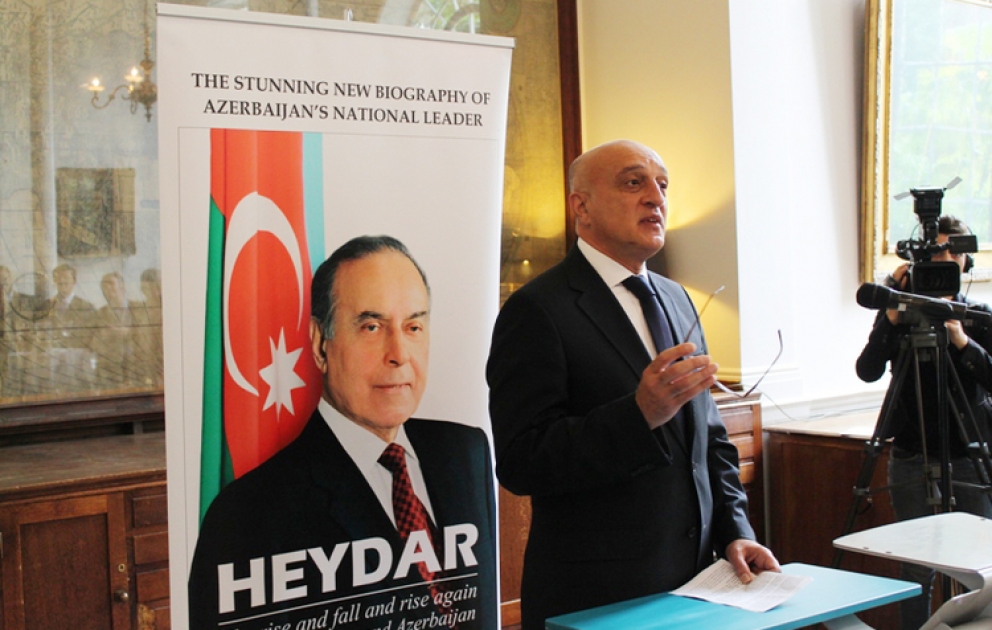 Londonda “Heydər Əliyev və Azərbaycanın yüksəlişi enişi və yenidən dirçəlişi” adlı kitabın təqdimat mərasimi keçirilib