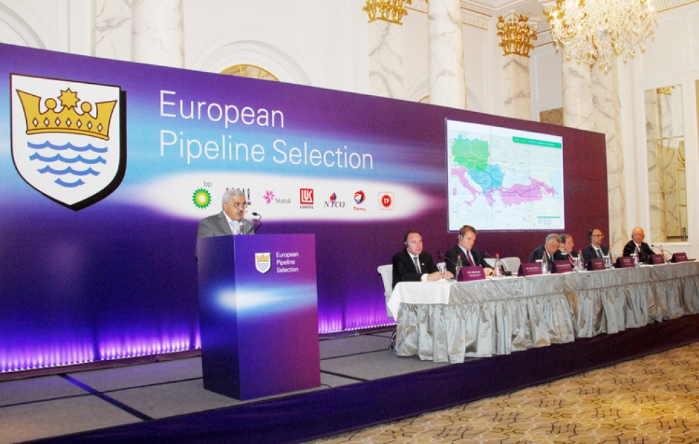 “Şahdəniz” Konsorsiumu Azərbaycan qazını Avropaya çatdırmaq üçün “Trans-Adriatik Pipeline” boru kəməri layihəsini seçmişdir