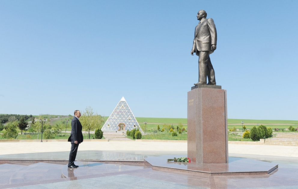 Le président Ilham Aliyev a visité le monument du leader national Heydar Aliyev à Goboustan