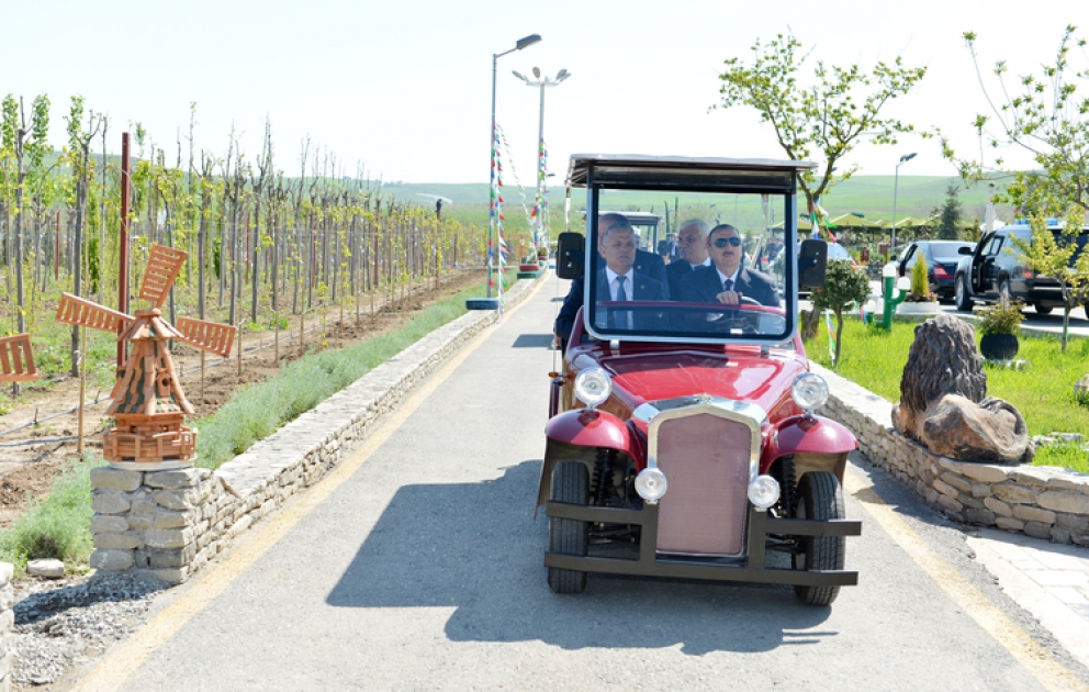 Le président Ilham Aliyev au Jardin de loisirs à Goboustan