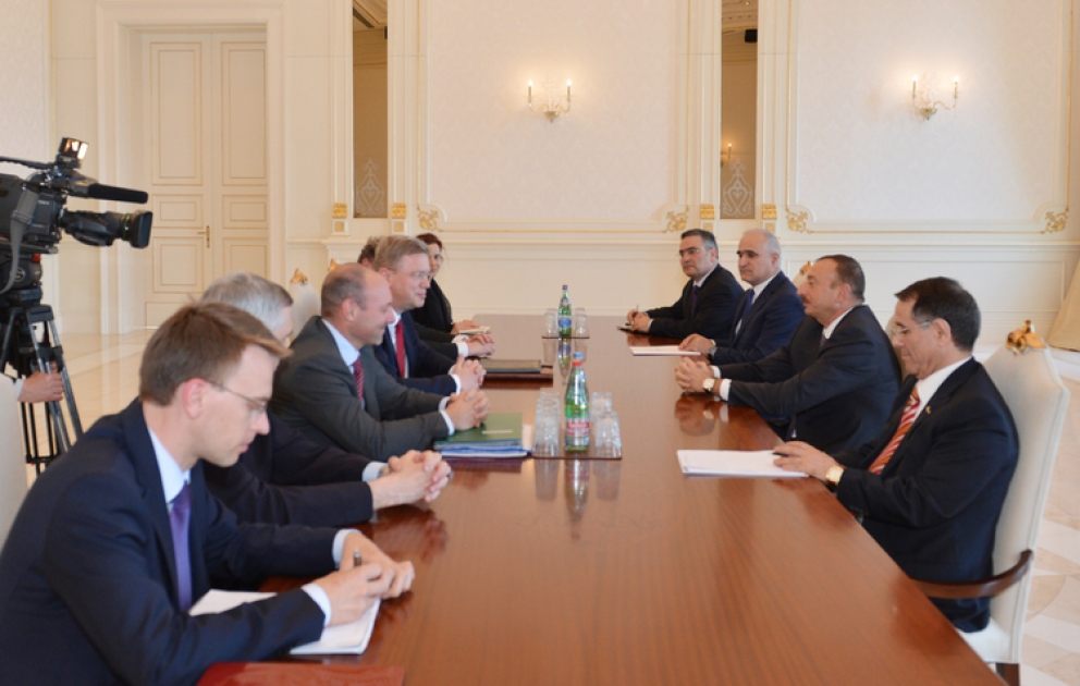 Le président Ilham Aliyev a reçu la délégation conduite par le commissaire européen à l’Elargissement et à la Politique européenne de voisinage