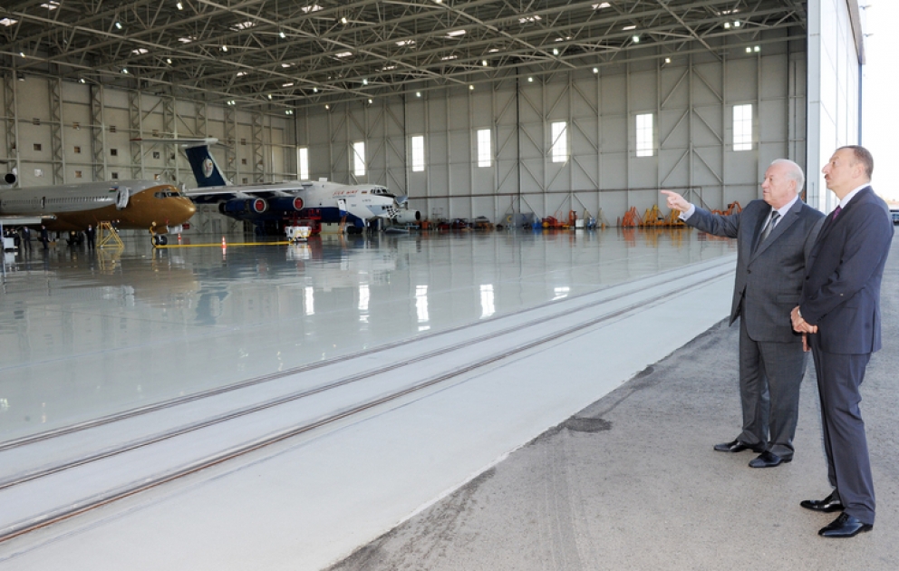 M.Ilham Aliyev a visité le hangar et l’aérogare moderne, a participé à l’ouverture du Centre international de la Logistique, et a regardé les nouveaux avions à l’Aéroport international Heydar Aliyev