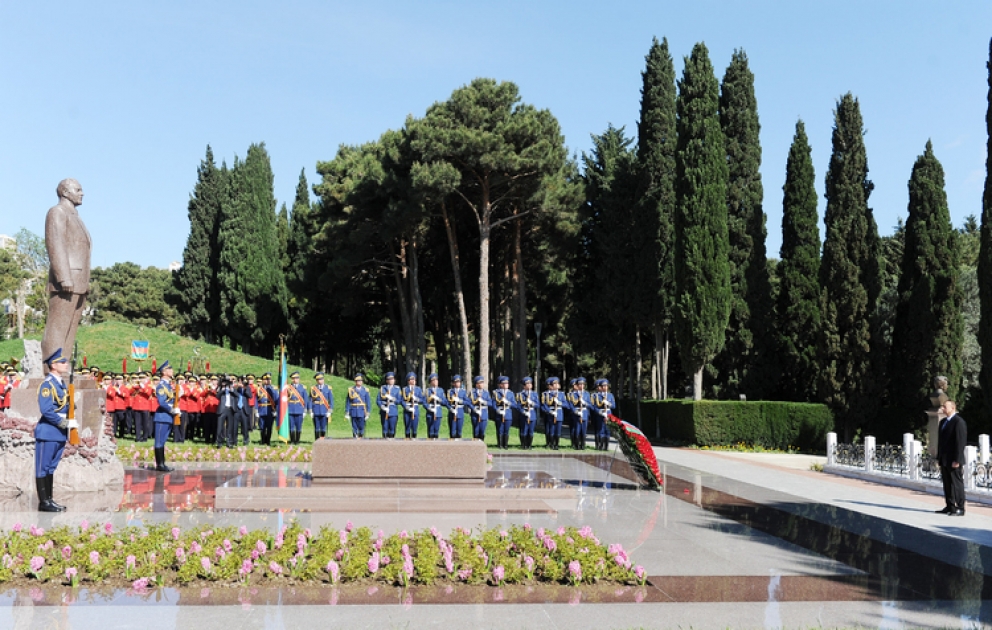 Le président azerbaïdjanais Ilham Aliyev a visité la tombe du dirigeant historique Heydar Aliyev