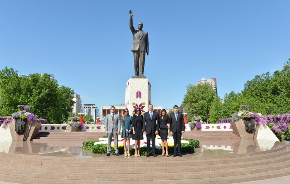 Le président azerbaïdjanais Ilham Aliyev a participé à la Fête des fleurs organisée dans la capitale à l’occasion du 90ème anniversaire de la naissance d’Heydar Aliyev, leader national du peup