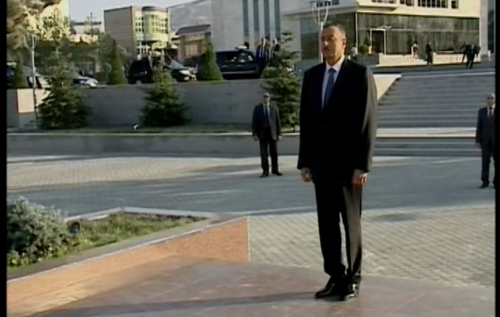 Le président azerbaïdjanais Ilham Aliyev entame une visite au nord du pays Visite du monument du leader national Heydar Aliyev à Siyazan