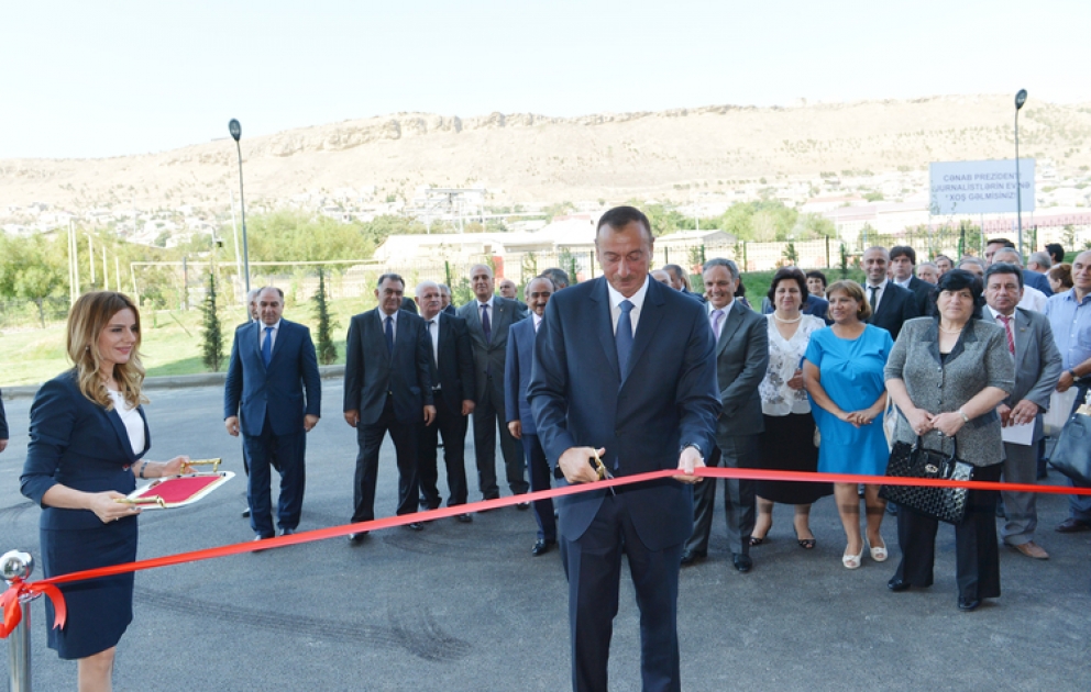 Le président azerbaïdjanais Ilham Aliyev a participé à la cérémonie de distribution de logements dans le bâtiment construit pour les journalistes