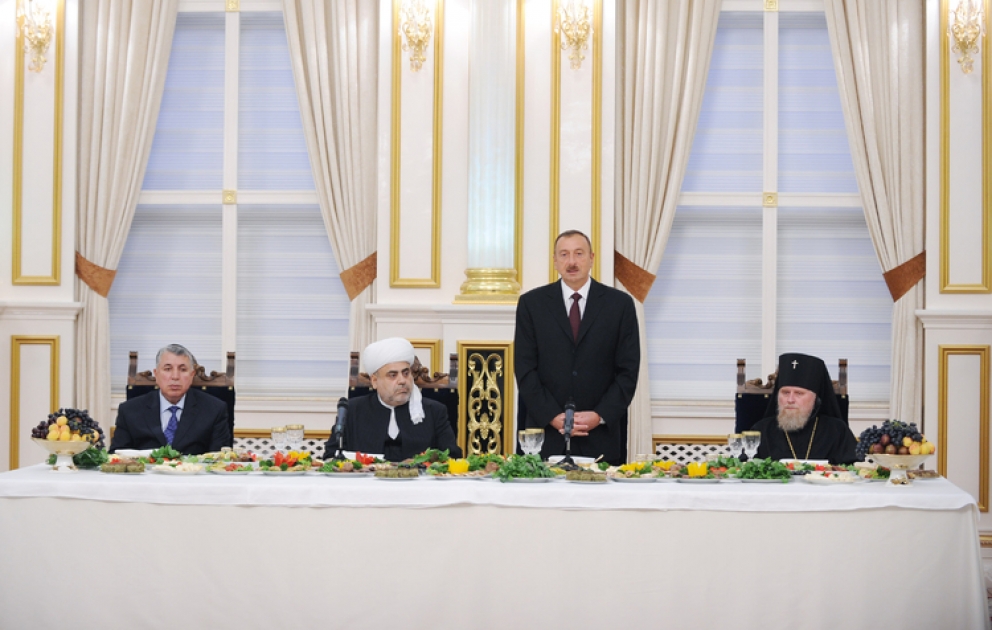 Le président Ilham Aliyev a participé au dîner d’Iftar offert à l’occasion du mois sacré du Ramadan