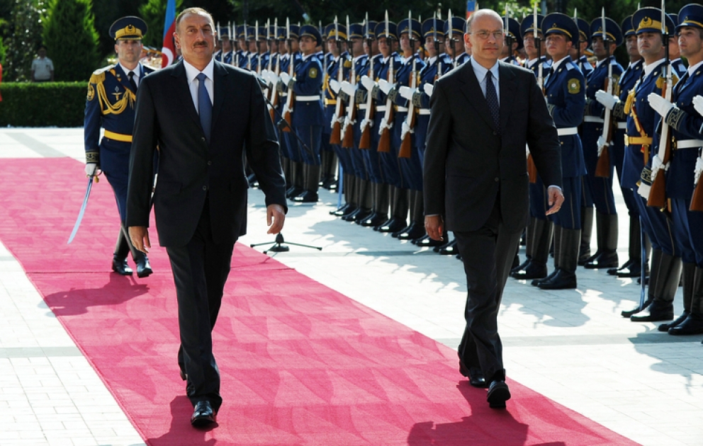 La cérémonie officielle d’accueil du président du Conseil ds ministres italien Enrico Letta