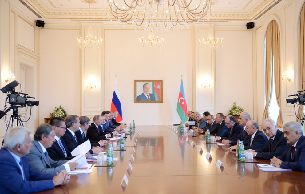 Rencontre entre le président azerbaïdjanais Ilham Aliyev et son homologue russe Vladimir Poutine avec la participation des délégations
