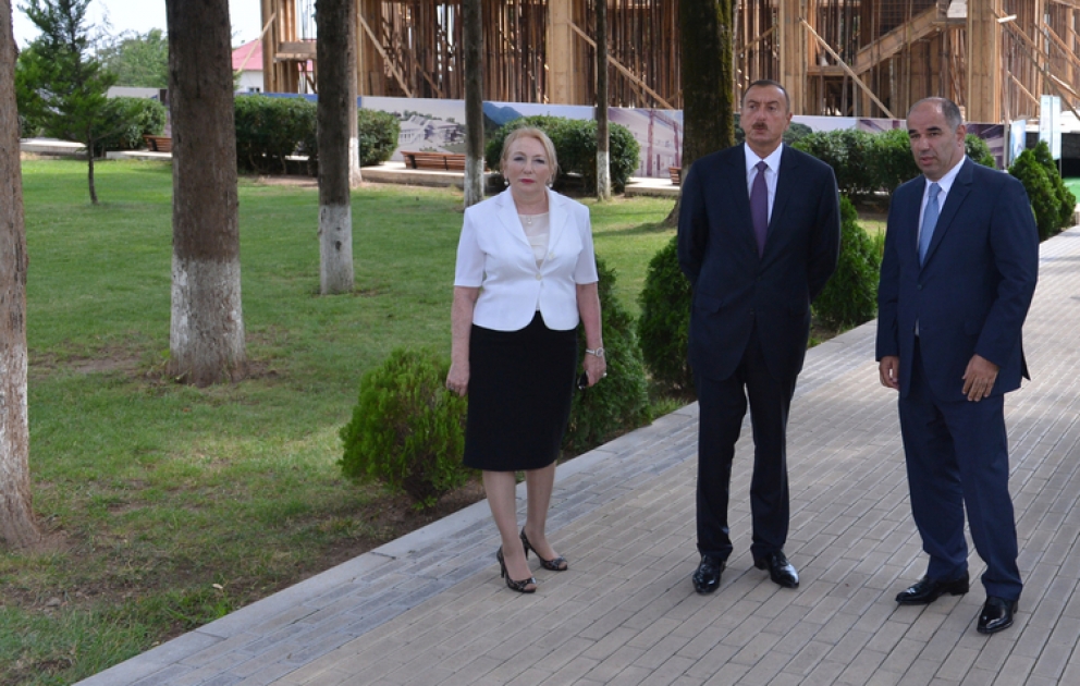 Le président Ilham Aliyev a visité le chantier du Centre Heydar Aliyev à Oghouz