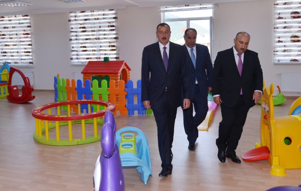 Le président azerbaïdjanais Ilham Aliyev a participé à l’ouverture à l’école maternelle №2 à Oghouz